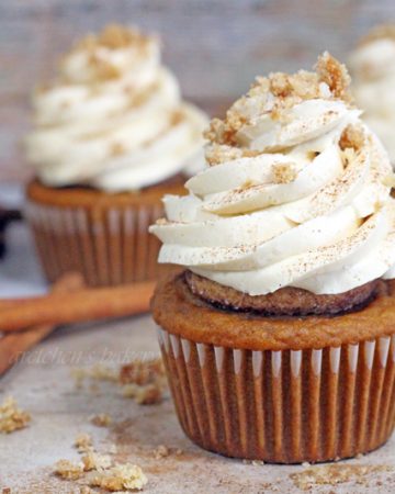 Apple Pie Stuffed Pumpkin Cupcakes