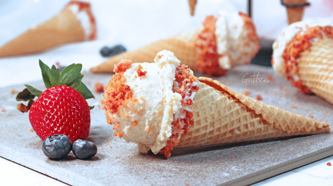 Strawberry Cheesecake Crunch Cones